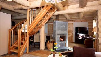 Fernseher, Kamin, DVD-Player