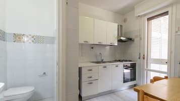 KĂŒhlschrank, Ofen, Kochgeschirr/Geschirr/Besteck, Esstisch