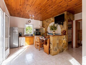 Een koelkast, een microgolfoven, een oven, kookgerei, borden en bestek