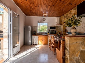 Réfrigérateur, micro-ondes, four