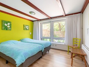 5 bedrooms, desk, iron/ironing board, internet