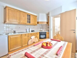 Refrigerador, horno, utensilios de cocina y comedor