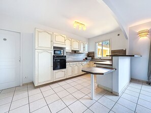 Een koelkast, een microgolfoven, een oven, een vaatwasser