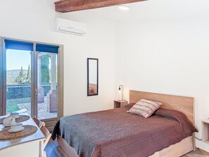 4 habitaciones y tabla de planchar con plancha