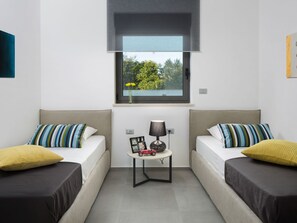 3 bedrooms, desk, free internet