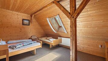 5 camere, una scrivania