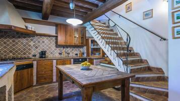 Frigorifero, forno, lavastoviglie, pentole/stoviglie/utensili