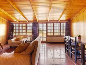 Een televisie en een open haard