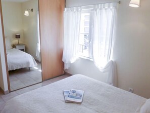 4 slaapkamers, een strijkplank/strijkijzer, wifi