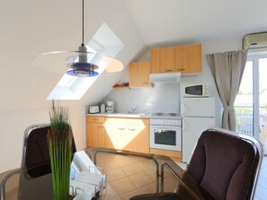 Frigorifero, microonde, forno, seggiolone