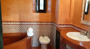 Comfort Double Room, 1 Double Bed | Bathroom | Rainfall showerhead, free toiletries, towels - La Villa Kosy (Marrakech)