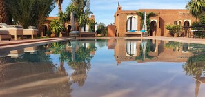 Outdoor pool, pool umbrellas, sun loungers - La Villa Kosy (Marrakech)