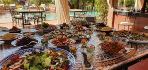 Breakfast, lunch served; local and international cuisine, pool views - La Villa Kosy (Marrakech)