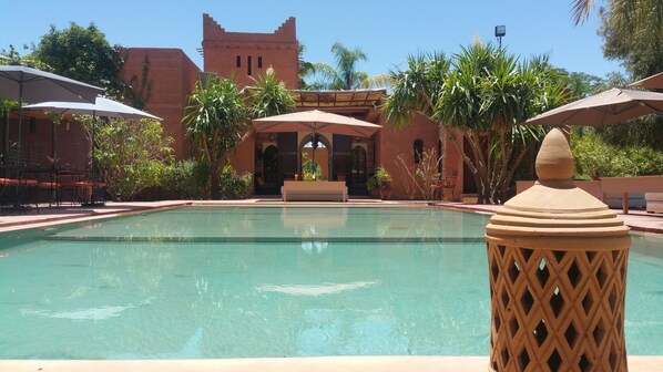 Outdoor pool, pool umbrellas, sun loungers - La Villa Kosy (Marrakech)