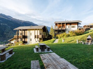 Escape to a serene mountain retreat with breathtaking views and a cozy fireplace.