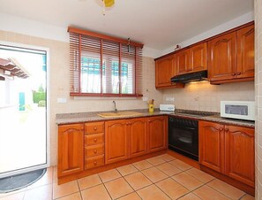 Frigorífico, microondas, horno y lavavajillas