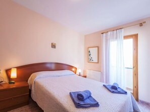 6 slaapkamers, een strijkplank/strijkijzer, wifi