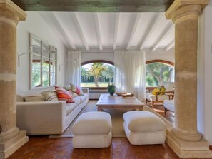 Televisor de pantalla plana i llar de foc