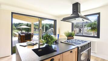 Een koelkast, een magnetron, een oven, een vaatwasser