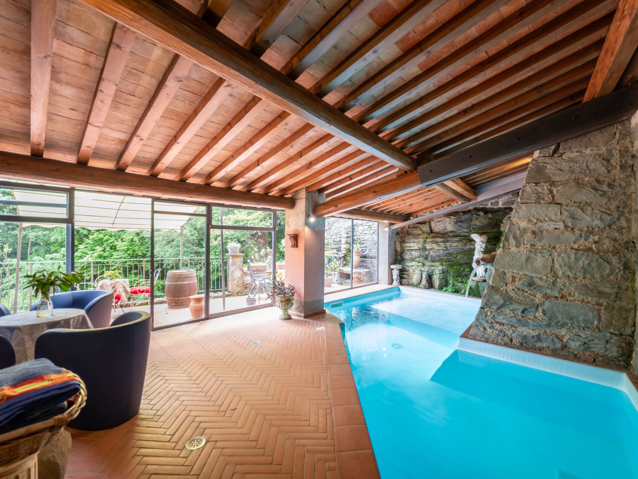 Piscina coperta, una piscina riscaldata