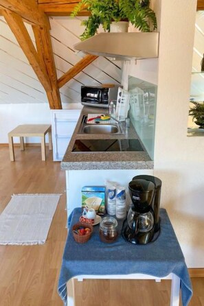 Frigorífic i utensilis de cuina, vaixella i coberteria