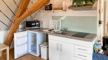 Kühlschrank, Mikrowelle, Kochgeschirr/Geschirr/Besteck, Esstisch