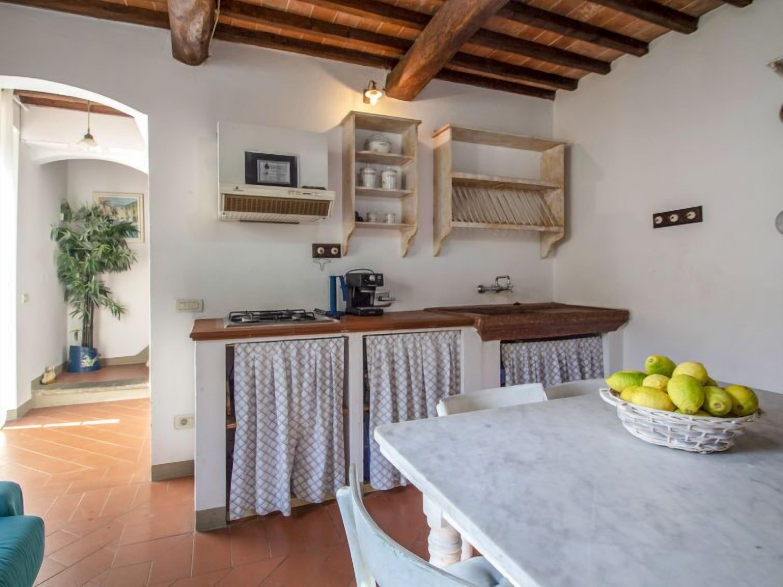 Réfrigérateur, batterie de cuisine, vaisselle et ustensiles