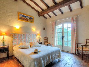 4 slaapkamers, een strijkplank/strijkijzer, internet