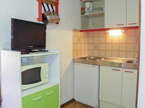 Réfrigérateur, four à micro-ondes, un four, chaise haute