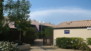 Un vialetto lastricato che conduce a un edificio con un cartello che riporta la scritta 'MAJESTIC'.