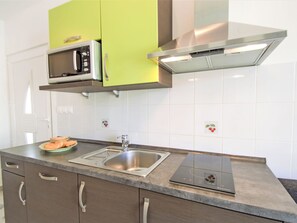 Fridge, microwave, dishwasher, cookware/dishes/utensils