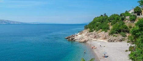 Una spiaggia nelle vicinanze