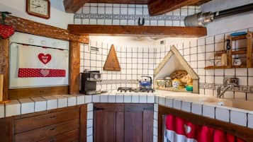 Kühlschrank, Ofen, Geschirrspüler, Kochgeschirr/Geschirr/Besteck