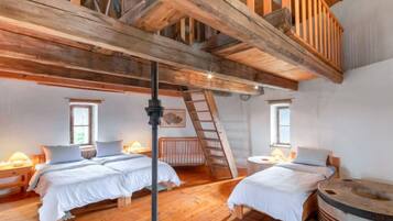 1 bedroom, desk, WiFi