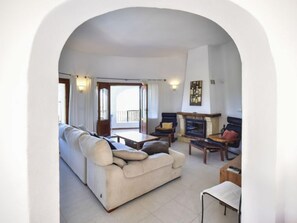 Televisión de pantalla plana, chimenea y reproductor de DVD 