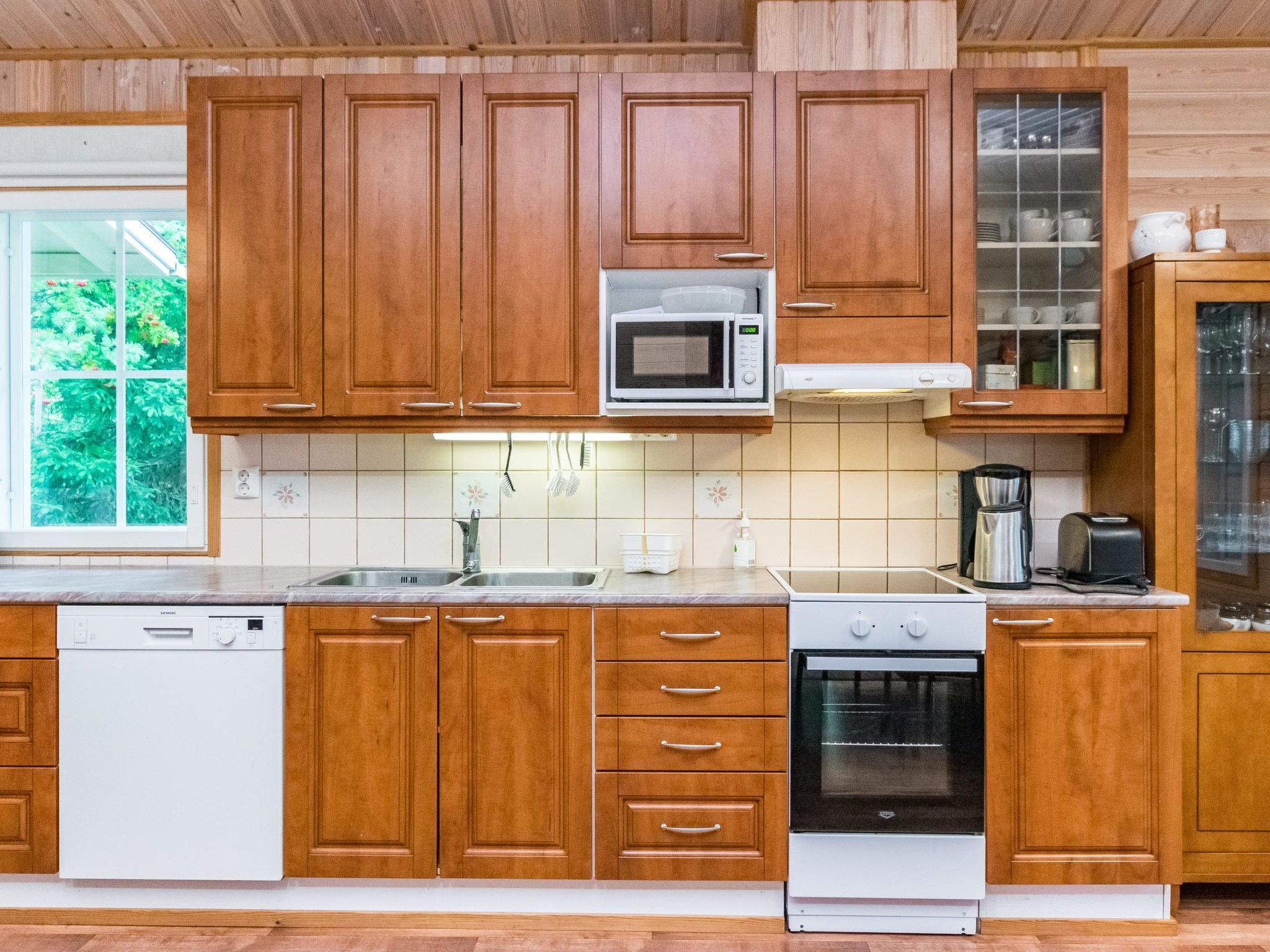 Réfrigérateur, micro-ondes, lave-vaisselle, chaise haute