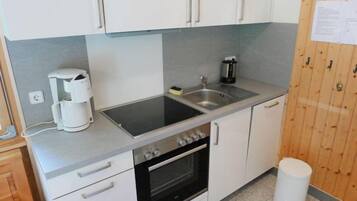 Kühlschrank, Ofen, Geschirrspüler, Kochgeschirr/Geschirr/Besteck