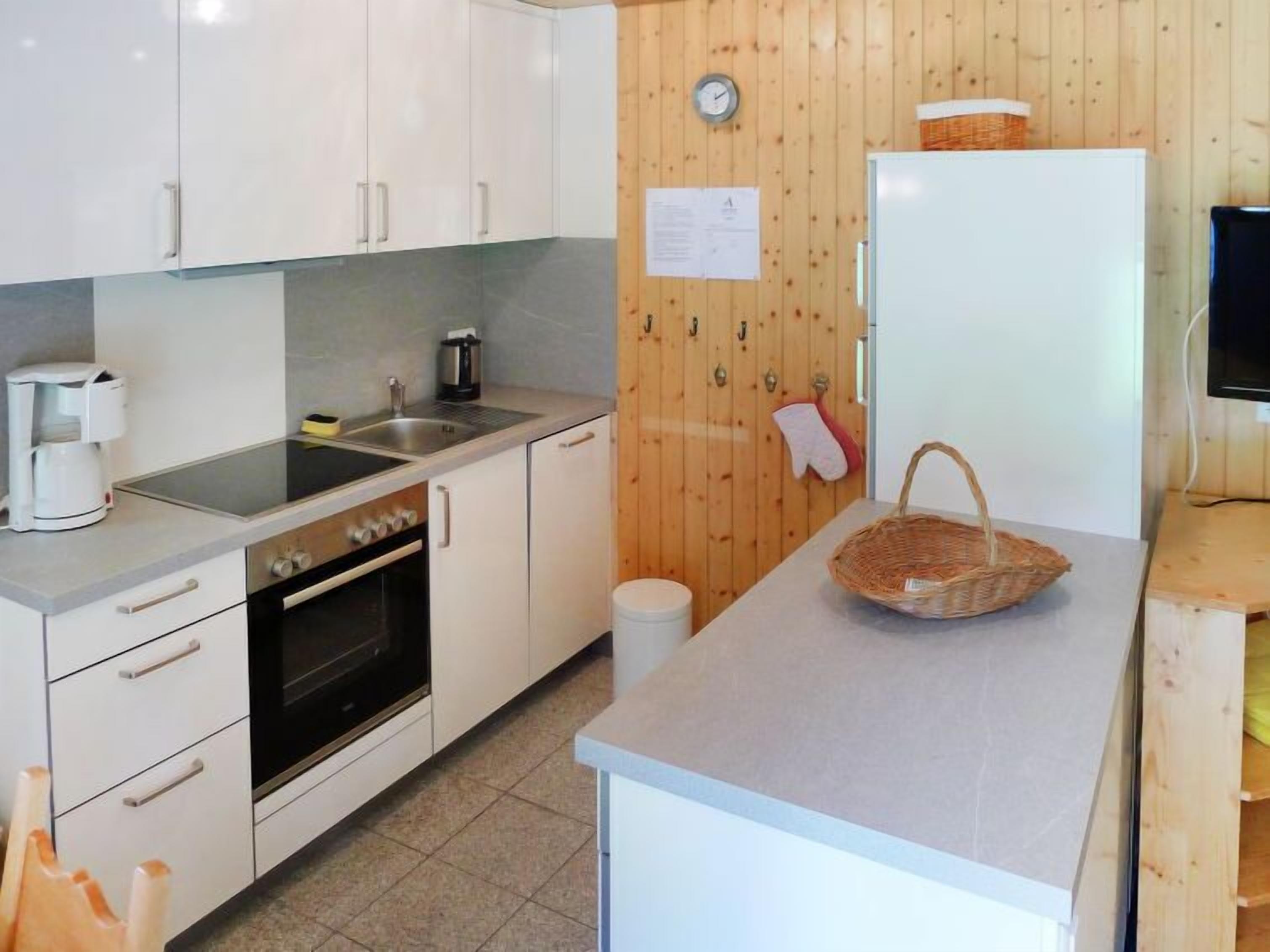 Kühlschrank, Ofen, Geschirrspüler, Kochgeschirr/Geschirr/Besteck