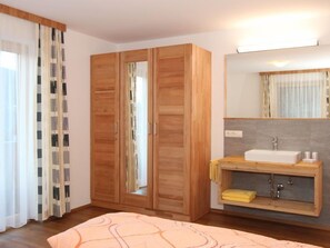 7 Schlafzimmer, Schreibtisch, Internetzugang