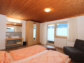 7 Schlafzimmer, Schreibtisch, Internetzugang