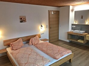 7 slaapkamers, een bureau, internet