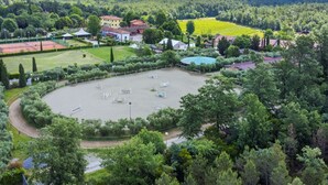An equestrian arena surrounded by lush greenery and a vineyard. - Tipologia Trilocale by Interhome (Fucecchio)