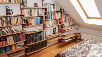 1 bedroom, desk, Internet