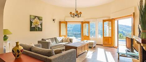 Televisión, chimenea