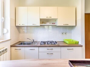 Fridge, cookware/dishes/utensils