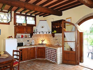 Réfrigérateur, four, batterie de cuisine, vaisselle et ustensiles