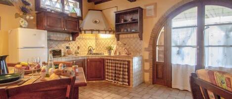 Fridge, cookware/dishes/utensils