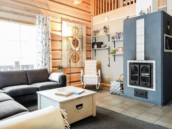 Una sala acogedora con un sofá, una mesa de centro y una chimenea.