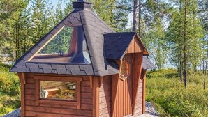 Une petite cabane en bois avec un toit en pente, une fenêtre et une porte.