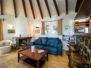 Televisión y chimenea 